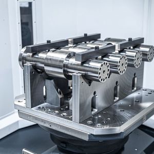 Der flexible Heller-Rundspeicher kann sowohl 630 x 630 mm als auch 800 x 800 mm grosse Paletten lagern und verarbeiten – sogar im Mischbetrieb. Das macht die gesamte Fertigungsanlage besonders flexibel.(Bild:  Heller)
