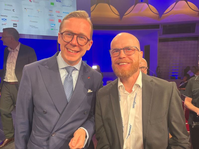 Am Rande bestand sogar noch die Möglichkeit zu einem kurzen Austausch, BMDS-Staatssekretär Philipp Amthor sprach eGovernment-Redaktionsleiter Stephan Augsten gar auf den Aprilscherz zur Gründung des Bundesdigitalministeriums an. (Bild: Vogel IT-Medien / Heike Kubitza)