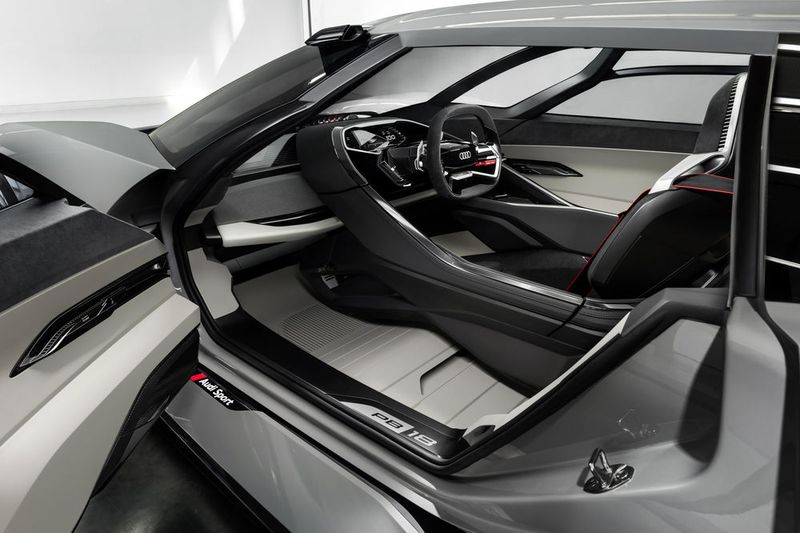 Der Fahrersitz lässt sich seitlich verschieben, was es dem Fahrer erlaubt, sich mittig im Fahrzeug zu positionieren.  (Bild: Audi)