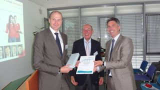 Bei der Preisübergabe (v.l.n.r.): Dr. Matthias Kirchherr, Christof Leuze (beide Leuze) und Tobias Uhlmann (Uhlmann-Gruppe). (Leuze Electronic)