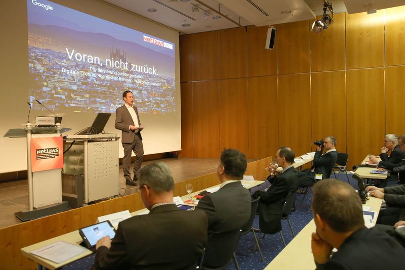 Die Keynote wurde von Dr. Arnd Haller, Leiter Recht bei Google Germany, gehalten. Er hielt dazu an, Digitalisierung positiv zu gestalten – und zeigte Googles Umgang mit dem Thema. (Nürnberg Messe/Frank Boxler)