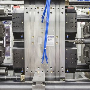 Premiere von Netstal auf der Fakuma: Unter einen Hut gebracht hat der Aussteller das Spritzprägeverfahren und die Technik des 4+4-Etagenwerkzeugs. Das Spezialisten-Trio aus Netstal, Plastisud und Machines Pagès haben diese Herausforderung nach nur zwei Jahren gemeistert, wie der Aussteller berichtet.