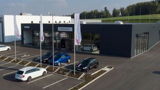In Hof hat die Motor-Nützel-Gruppe für meherer Millionen Euro ein Automobilzentrum errichtet. Skoda war dort zunächst nur als Service-Standort vorgesehen. Nun fehlen noch die CI-Elemente für den Verkaufsraum. (Bild: Nützel)