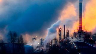 Eines der wesentlichen Ziele in der Prozessindustrie besteht darin, die Ausfallzeiten kritischer Industrieanlagen zu reduzieren. So steht und fällt in einer Raffinerie die Profitabilität mit der Verfügbarkeit des Prozesses.  (Bild: Pexels)