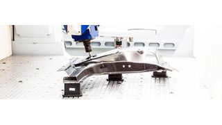 Führt ein Werker der Maschine ein endkonturnah hergestelltes CFK-Bauteil zu, fräst sie es zunächst hochpräzise. (Rainer Bez)