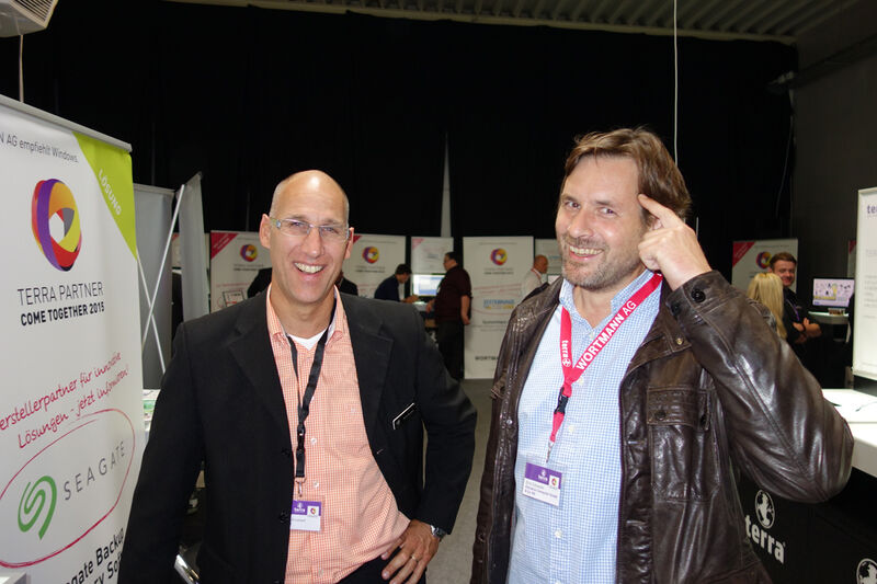 (l.) Daniel Brunnert, Seagate, mit dem erleuchteten Dirk Sidowski, Entrance Computer (Bild: IT-BUSINESS)