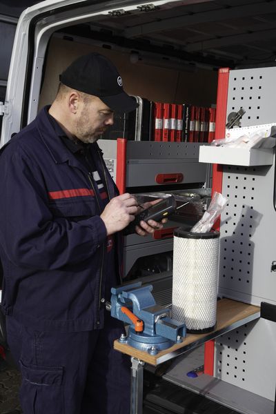 Für kurze Reaktionszeiten benötigt die Serviceabteilung umfangreiches Equipment an Bord der Servicefahrzeuge. (Archiv: Vogel Business Media)