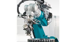 Roboter als Werkzeugmaschine zur Kantengestaltung von Grosszahnrädern aus Stahl: Die Bearbeitung erfolgt mit VHM-Fräser, der Roboter versieht die Zähne mit gleichmässigen Fasen bis zu fünf Millimeter. (Bild: Kadia)