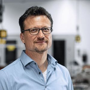 „Unsere Konstrukteurin der Doppelkolbenpumpe, Maren Pyttel, sagte mir, wir könnten an der Konstruktion vieles ändern, aber das Proportionalventil von Festo müsse Bestandteil der Pumpe bleiben“, sagt Marco Ahler, Technischer Leiter bei Baumer hhs.(Bild:  Festo/Yves Pascal Eckhardt)