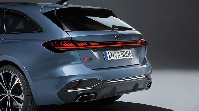 Dank OLED-Technologie können die Heckleuchten auf Wunsch acht unterschiedliche Lichtsignaturen zeigen. (Bild: Audi AG)