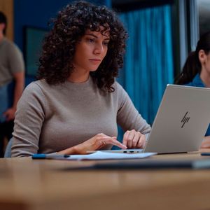 Das 14 Zoll große EliteBook 6 G2q Next Gen AI basiert auf Snapdragon-X2-Elite- oder X2-Plus-Prozessoren von Qualcomm mit bis zu 12 ARM-Cores und 85- beziehungsweise 80-TOPS-NPU. (Bild:  HP)