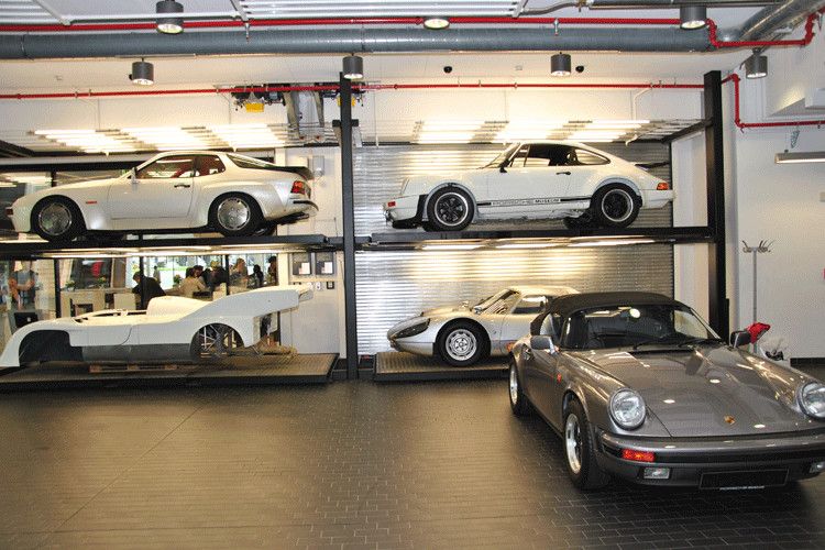 Platz ist nicht nur in Stuttgarts City ein rahres Gut: Stapelnde Aufbewahrung in der Museums-Werkstatt. (Foto: Dominsky)