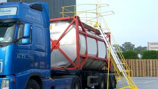 Durch die lateral angebrachte Leiter kann das Aufstiegssystem von Triax von jeder Seite an das Fahrzeug geschoben werden. (Triax)