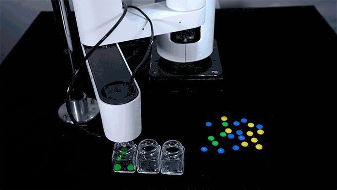 Für ebenfalls 600 US-$ gibt es ein optionales Visual Kit, dass den Dobot mit einer computergestützten Wahrnehmung ausstatt, die beispielsweise automatisierte Sortierungsarbeiten ermöglicht. (Bild: dobot.cc / Shenzhen Yuejiang Technology)