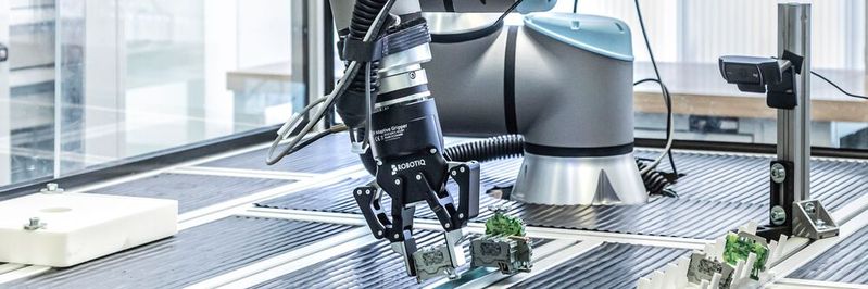 Gemeinsam testeten Wago und das Fraunhofer IPA in einem Forschungsprojekt, inwieweit sich Standard-Roboterhardware auch für das Aufrasten von Reihenklemmen eignet. Gemeinsam testeten Wago und das Fraunhofer IPA in einem Forschungsprojekt, inwieweit sich Standard-Roboterhardware auch für das Aufrasten von Reihenklemmen eignet.
