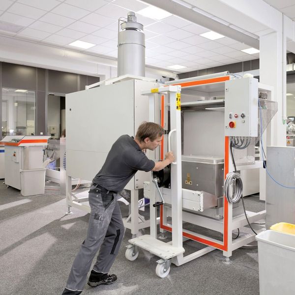 Beschickung einer automatischen Ausbrechstation zum Entpacken fertig gesinterter Bauteile. (Bild: FKM Sintertechnik)