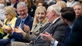 Gerald Gaß (v. l. ), Vorstandsvorsitzender der Deutschen Krankenhausgesellschaft, Bundesgesundheitsministerin Nina Warken, Karl-Josef Laumann, Minister für Arbeit, Gesundheit und Soziales des Landes Nordrhein-Westfalen (NRW) und Marius Berlemann, Geschäftsführer der Messe Düsseldorf, auf der Medica 2025.  (Bild: Messe Düsseldorf / Tillmann)