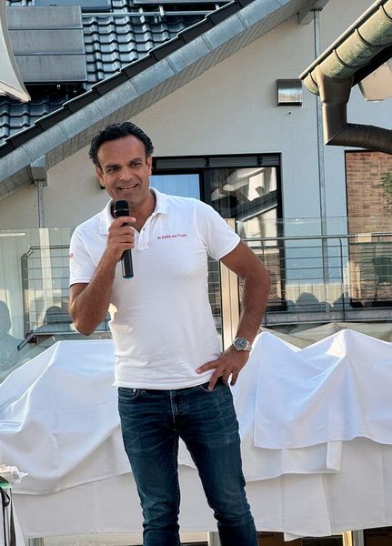 Santosh Wadwa (Fsas) begrüßt die Partner mit ein paar Anekdoten zum Tag und zu Fsas. (Bild: Vogel IT-Medien GmbH)