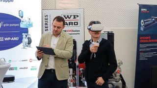 Rein in den Cyberspace: Durch eine VR-Brille lassen sich etwa Pumpen ansteuern, bedienen oder Instand halten. (Bild: Junker / PROCESS)