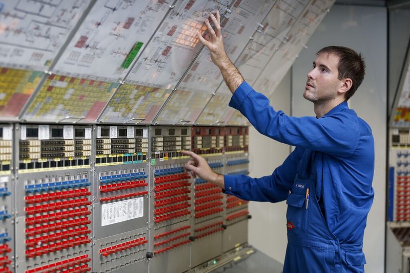 Keine Angst vor großen Maschinen:Elektroniker für Maschinentechnik sind gehören zu den bestbezahlten Azubis in der Verfahrenstechnik. (Foto: Chemie-Verbände Baden-Württemberg)