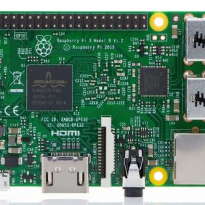 Raspberry Pi 3B: Der Tempomacher unter den Pis mit 4 x 1,2 GHz Takt, 1024 MB DDR2-RAM und mit dem RPi Zero W die einzigen Modellle, die WLAN und Bluetooth auf der Platine integriert haben.(Bild:  Farnell)