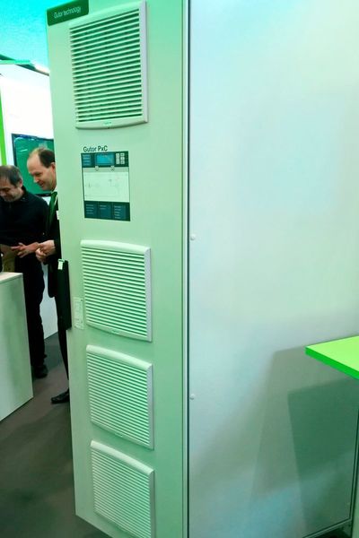 Mit der unterbrechungsfreien Stromversorgung (USV) Gutor PXC hat Schneider Electric ein Modell vorgestellt, das speziell für raue Umgebungen entwickelt wurde. (Bild: S. Häuslein/konstruktionspraxis)