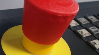 Ein klassisches Safety Device: der Not-Aus-Schalter. (Bild: wikimedia-commons)