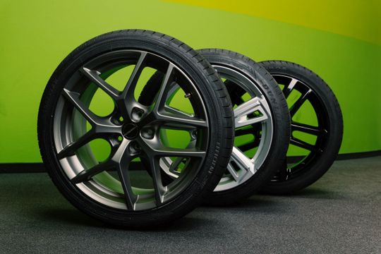 Heute geht das Sortiment weit über Reifen hinaus, wie etwa mit einer beeindruckenden Auswahl an Felgen und Kompletträdern, wobei die Informationen der zugehörigen Kurzgutachten jeweils im System hinterlegt sind.(Bild:  GETTYGO GmbH)