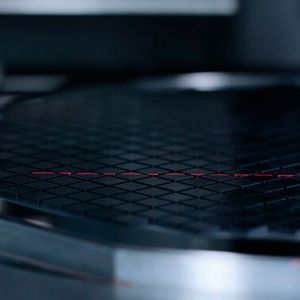 Über das Triangulationsverfahren erkennt der 3D-Sensor die Position der abzuschirmenden Bauteile in x-, y- und z-Richtung.(Bild:  Heraeus)