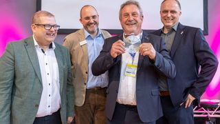 Preisträger Bob Williamson (3. v. l.) mit den Jurymitgliedern Richard Pergler (Maschinenmarkt), Alfred Graf Zedwitz (VDMA) und Ralf Dürrwächter (VDWF) (Bild: Messe Stuttgart)