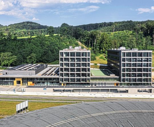 Das Technologietransferzentrum Swiss PIC wird in den Park Innovaare einziehen und damit in die unmittelbare Nachbarschaft des PSI: Das runde Dach im Bildvordergrund gehört zur Synchrotron Lichtquelle Schweiz SLS, die sich auf dem PSI-Gelände West befindet, dahinter ist ein Teil des Gebäudekomplexes Park Innovaare zu sehen. Das Technologietransferzentrum Swiss PIC wird in den Park Innovaare einziehen und damit in die unmittelbare Nachbarschaft des PSI: Das runde Dach im Bildvordergrund gehört zur Synchrotron Lichtquelle Schweiz SLS, die sich auf dem PSI-Gelände West befindet, dahinter ist ein Teil des Gebäudekomplexes Park Innovaare zu sehen.
