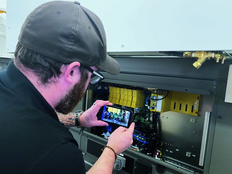 Le service FAR en application : le client peut envoyer des photos de la machine au technicien Fanuc. (Fanuc)