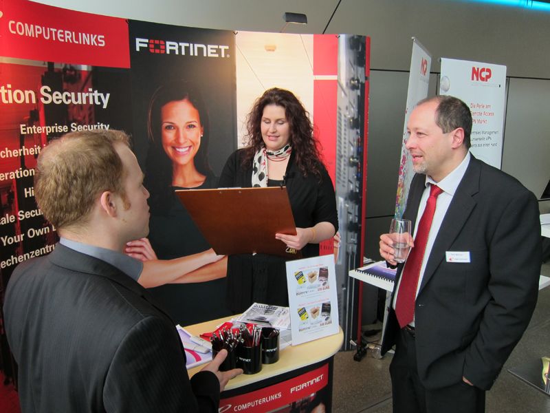 Am Fortinet Stand karikiert Marion Stein die Gäste. (IT-BUSINESS)