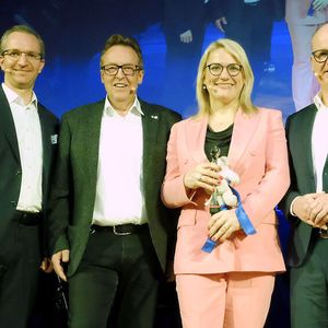 Als Geschenk gab es den Innungsbären mit einem Drehmomentschlüssel für Cristina Stumpp stellv. Generalsekretärin der CDU, von (v.l.) Frank Schnierle, Torsten Treiber und Christian Reher.(Bild:  Zietz - VCG)