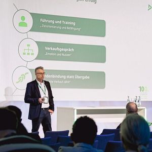 Joachim Heim von Dekra Automotive Solutions stellte beim Deutschen Remarketing Kongress wichtige Verkaufsfaktoren für gebrauchte Elektroautos vor.(Bild:  Stefan Bausewein)