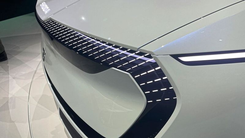 Die Lichtgrafik an der Front bricht mit dem bisherigen Erscheinungsbild. (Bild: Grimm – VCG)