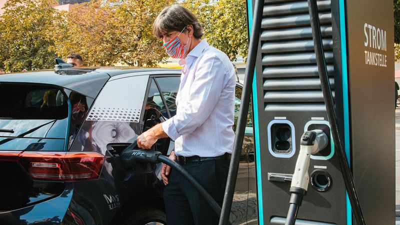 Während Bundestrainer Joachim Löw mit der deutschen Herren-Nationalmannschaft im Fußball im kommenden Jahr Europameister werden will, beansprucht die deutsche Autoindustrie diesen Titel bei der Elektromobilität schon jetzt für sich.(Bild:  Volkswagen)