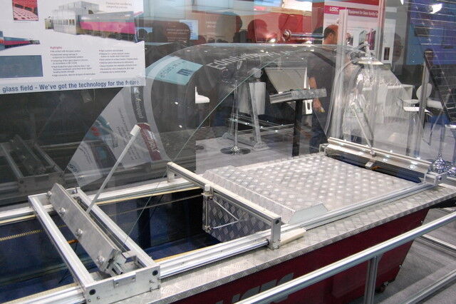 Biegsames Glas (1,9 mm) gebogen von einer Lisec-Maschine (Archiv: Vogel Business Media)
