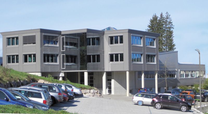 Im Vordergrund der neue Bürokomplex, mit direktem Zugang zu den Produktionshallen (Bild: Eichenberger)