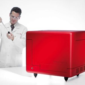 Die einzelnen Testgefäße werden an den hyborg (Analyseautomat) übergeben, der die Proben vollautomatisiert nach einigen hundert Merkmalen untersucht. 