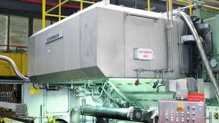 Beim Kaltwalzen von Aluminium kann durch eine neue Absaughaube die erforderliche Ventilatorleistung halbiert werden. (Achenbach Buschhütten)