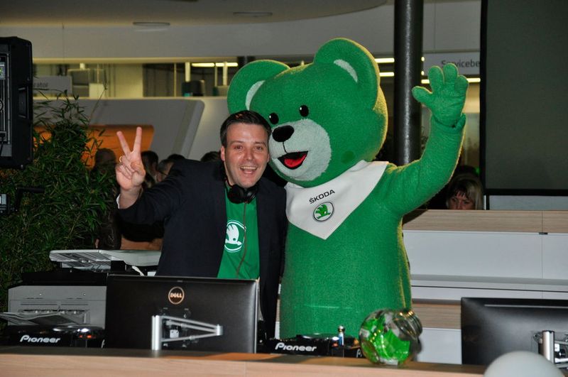 Gute Verkäufe wünschten Moderator David Lulley und das Skoda-Maskottchen. (Jacobs-Gruppe)