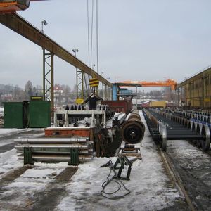 Vor der Optimierung der Logistikabläufe ging zu viel Zeit verloren, die richtigen Fertigungsteile zu den richtigen Fertigungshallen zu transportieren. Denn die Materialflüsse waren lang und komplex. Bild: Mips Consulting