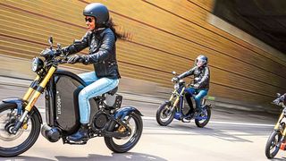 Das ist das Leichtbaumotorrad eRockit. Es erreicht rund 90 km/h. Das Besondere ist der pedalgesteuerte Antrieb. Maximal 5 Stunden Ladezeit an der Haushaltssteckdose braucht es, was etwa 2,5 Euro (noch!) kostet. Danach kann man emissionsfrei 120 Kilometer fahren. (Bild: eRockit Systems)