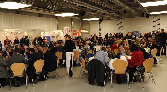 Ohne Mampf kein Kampf: Das Essen wurde direkt in der Ausstellungshalle serviert. (Archiv: Vogel Business Media)