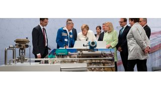 Eine Plattform für Indutrie 4.0 in der Chemie: BASF, SAP, Pepperl+Fuchs, Samson und Endress+Hauser präsentierten Bundeskanzlerin Angela Merkel gemeinsam die Möglichkeiten der Digitalisierung. (Bild: Maurice Weiss BMWi/Ostkreuz)