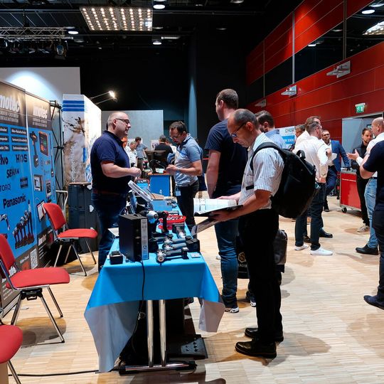 Auf der Schraubtec West informierten sich die Besucher u.a. über Schrauben, Schraubensicherungen und Schraubwerkzeuge. Auf der Schraubtec West informierten sich die Besucher u.a. über Schrauben, Schraubensicherungen und Schraubwerkzeuge.