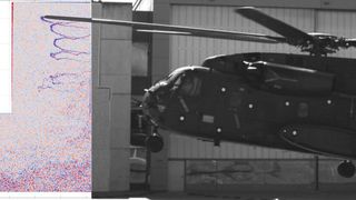 Für die Versuche wurde ein großflächiges künstliches Punkte-Muster am Hangar des DLR Braunschweig angebracht. Die gemessenen Blattspitzenwirbel sind als Schlieren erkennbar.  (Bild: DLR (CC BY-NC-ND 3.0))