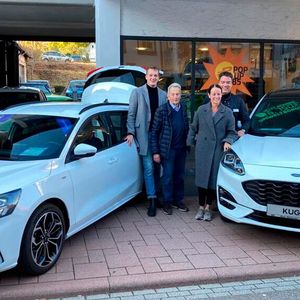 V. l.: Maximilian Horenkamp, Assistent der Geschäftsführung, Fritz Bohlender, Seniorchef, Anja Horenkamp, Geschäftsführerin, und Andreas Horenkamp, Leiter von Bohlender Klassik, freuen sich über den erfolgreichen Start ihres Pop-up-Stores.(Bild:  Auto Bohlender)