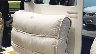 Automobilzulieferer ZF stellt auf der IAA das Konzept eines neuartigen Außenairbags vor. Das extrem robuste Prallkissen bläst sich bei Gefahr auf der Außenseite der Tür auf. (Foto: sp-x)